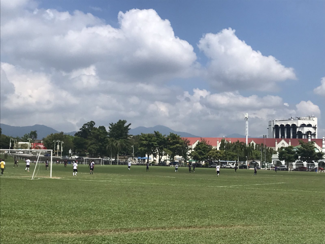 Br&uuml;llende Hitze und die Jungs spielen Fu&szlig;ball. Manche in langen Hosen