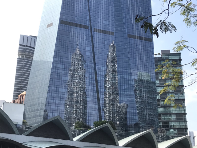 &hellip;spiegeln sich in umliegenden Hochh&auml;usern