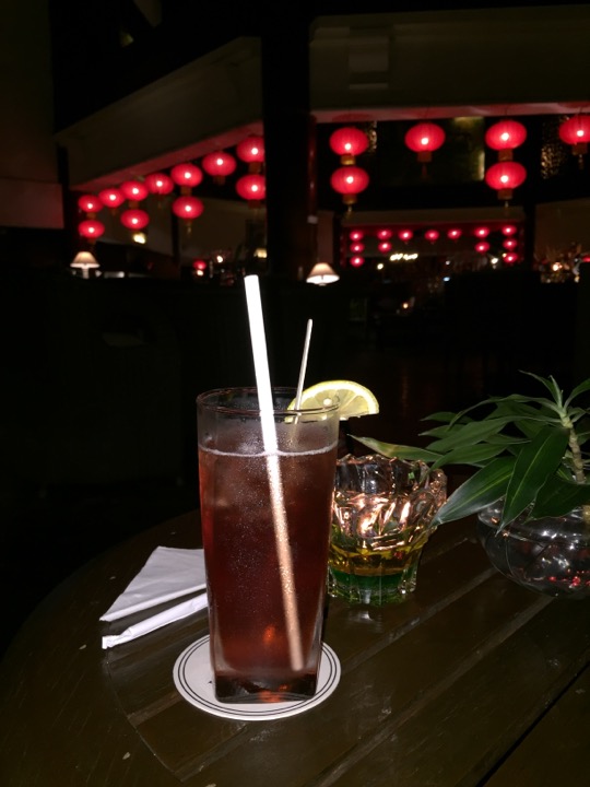 Ein erfrischender Singapore Sling in der Bar