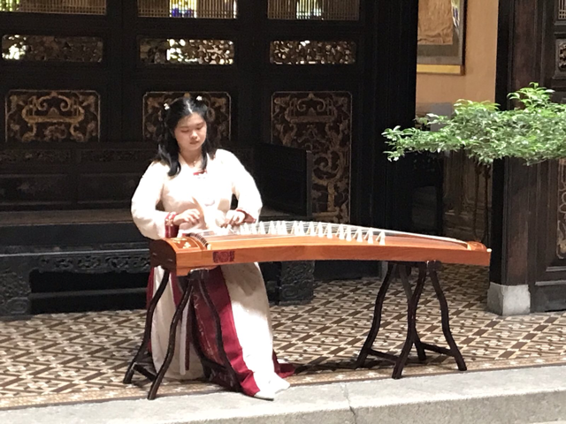 Guzhen Spielerin im Hotel