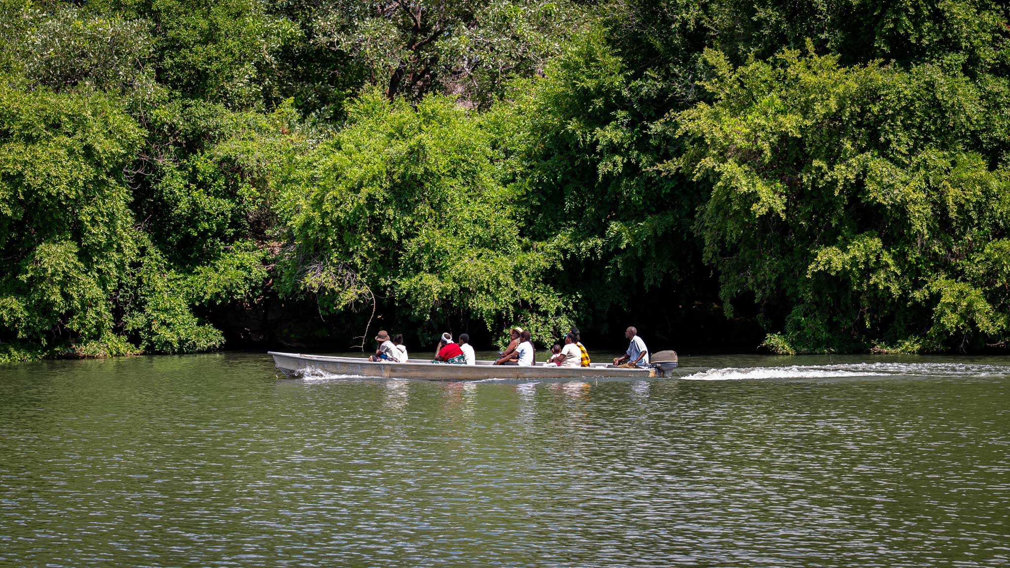 Wassertaxi auf dem Chobe River zwischen Namibia und Botswana