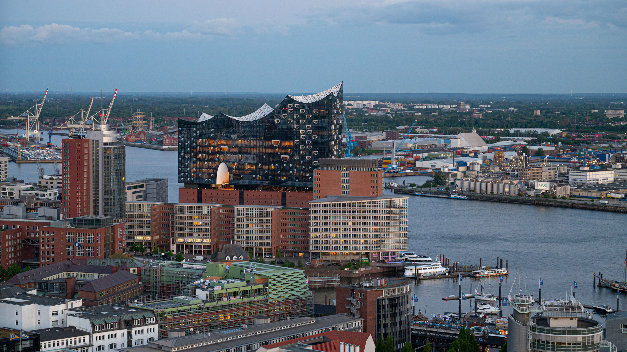 Elbphilharmonie in der D&auml;mmerung