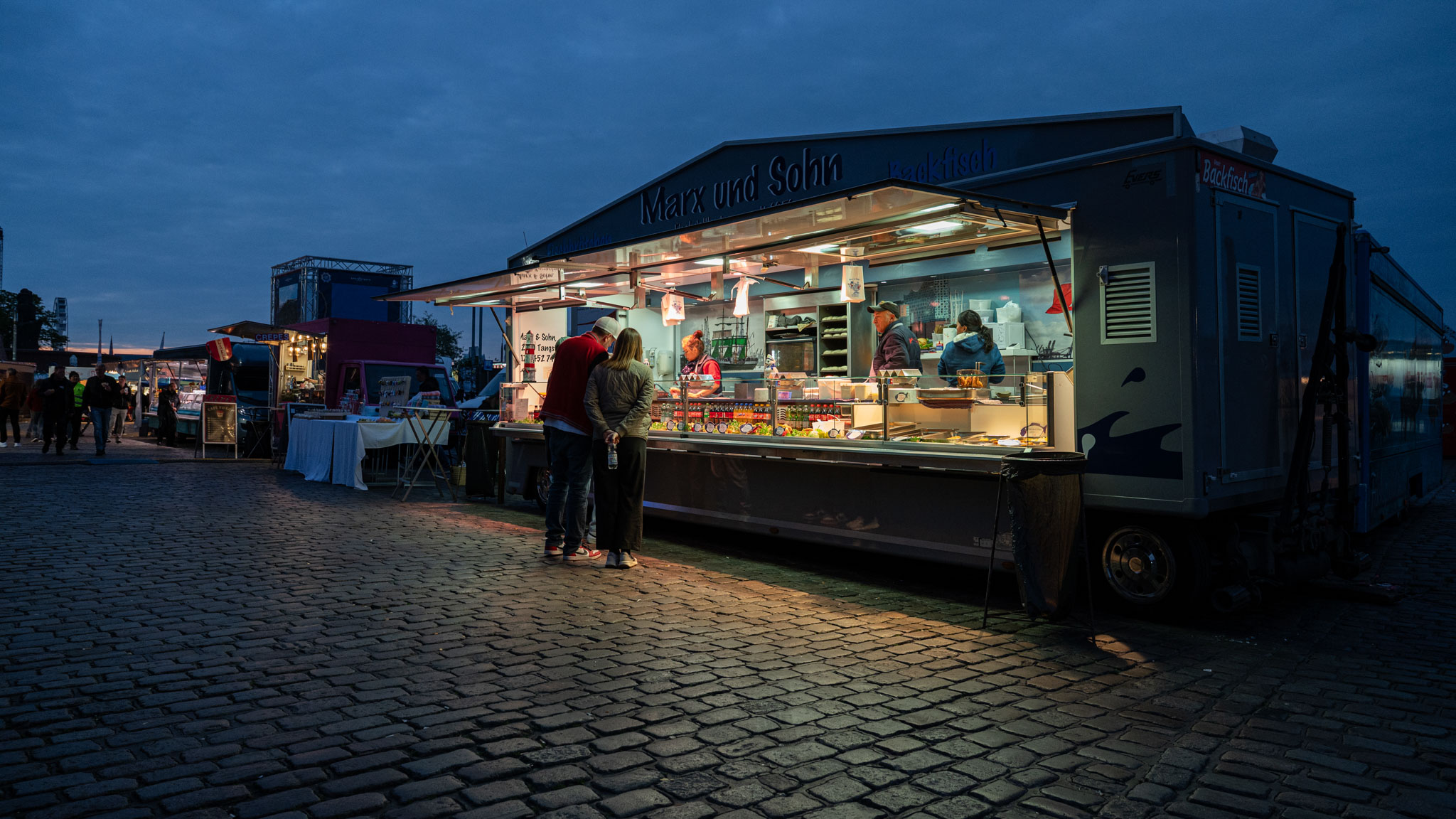 Nachtschw&auml;rmer, Touristen und Hamburger auf dem Fischmarkt