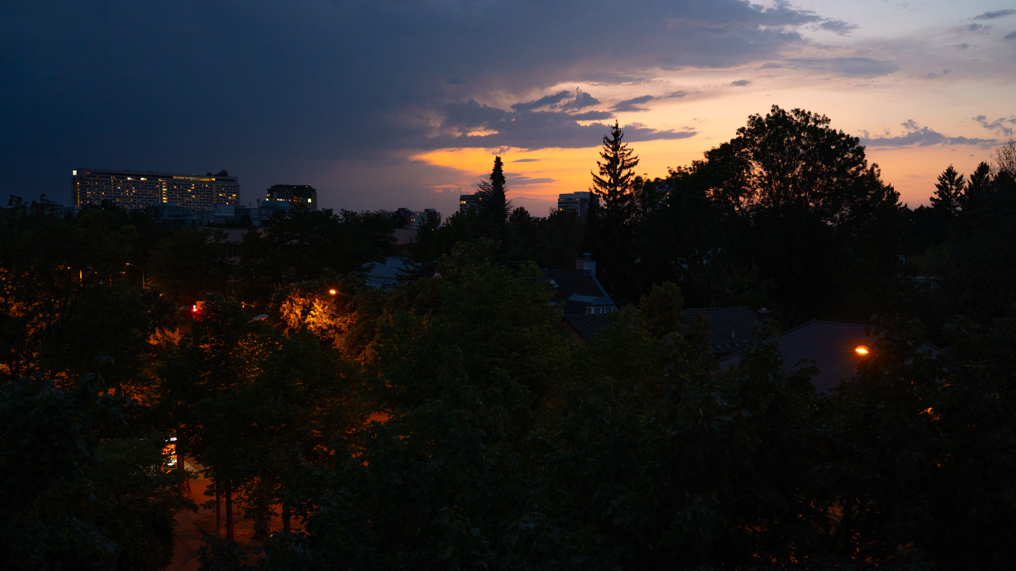 4.8.2026 - seit langem wieder Wolken am Himmel ... und ein Regenschauer